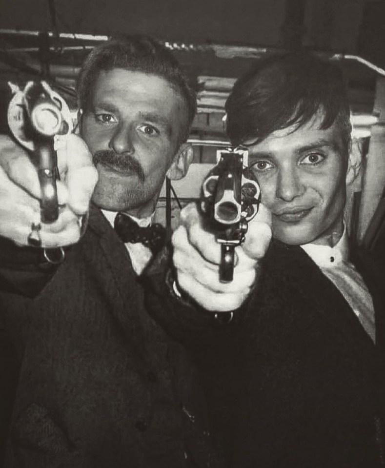 Foto en blanco y negro de Cillian Murphy y Paul Anderson en el set de Peaky Blinders.