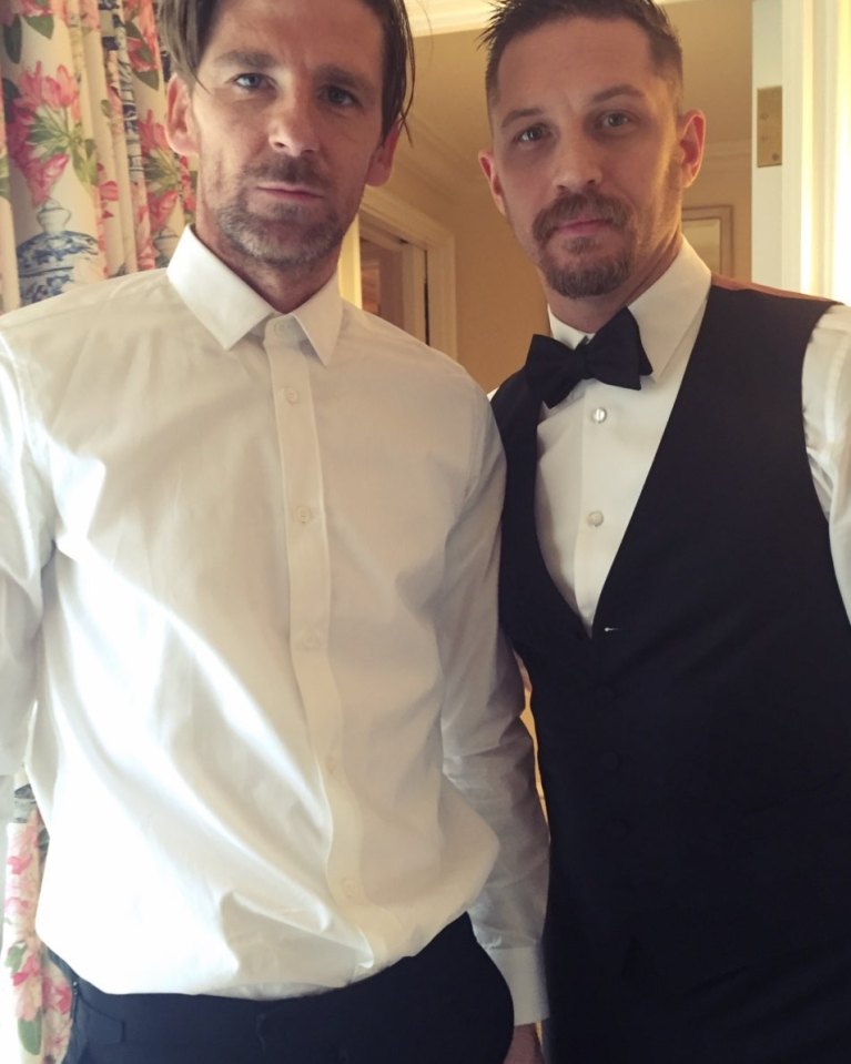 Tom Hardy y Paul Anderson en una película.