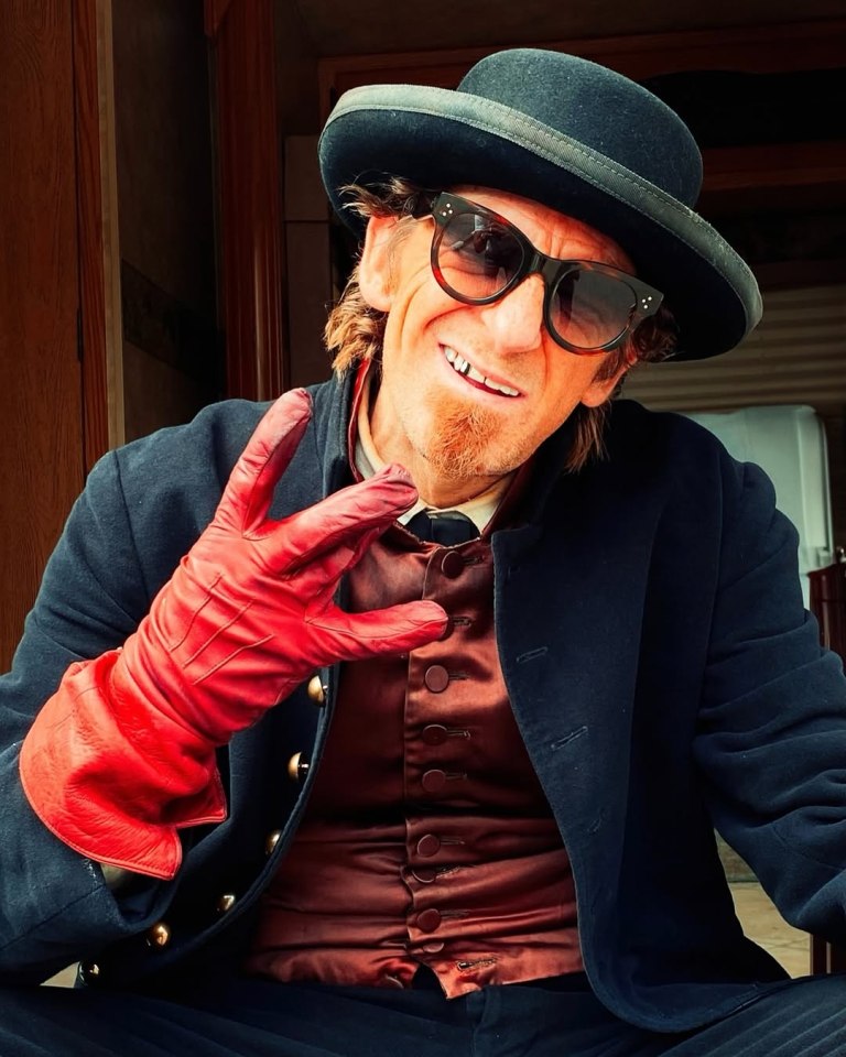 Paul Anderson con traje Peaky Blinders.