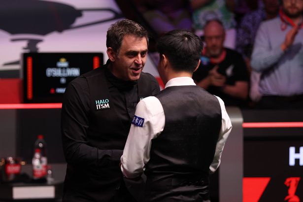 Ronnie O'Sullivan de Inglaterra habla con Zhao xingong