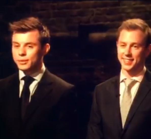 Dos hombres con trajes.