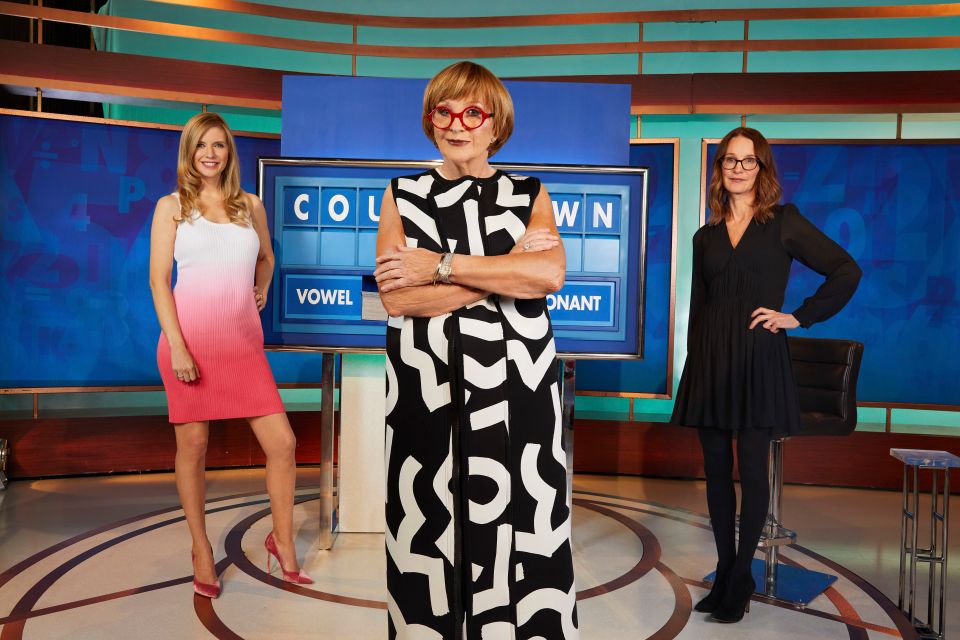 Foto de la nueva alineación de cuenta regresiva a la mujer: Rachel Riley, Anne Robinson y Susie Dent.