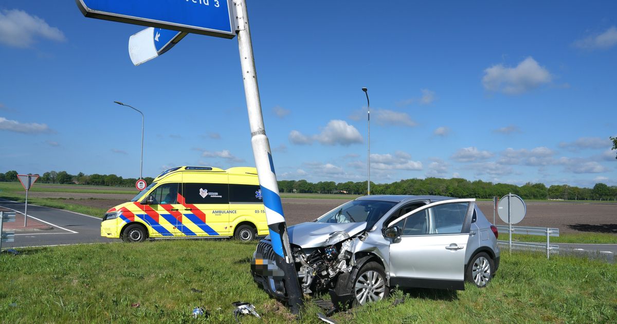 El automóvil conduce por la rotonda, el conductor lesionado