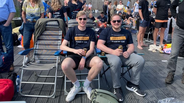 Los espectadores disfrutan con una cerveza (Foto: Rene Van Hoof)