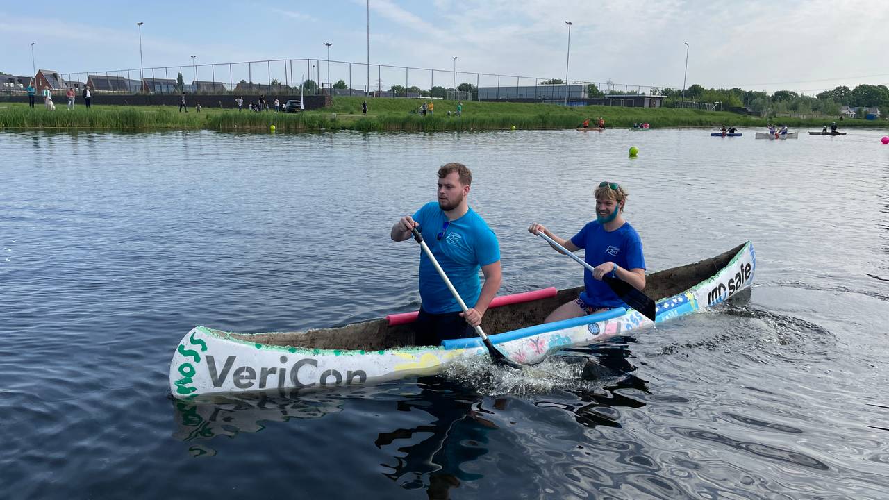 Navegando con una canoa de concreto, los estudiantes demuestran que