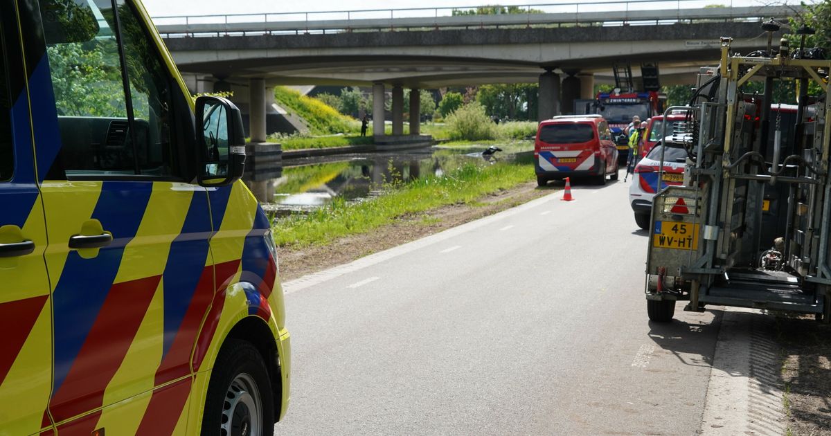 Accidente grave en Zwinderen: automóvil en el agua y dos