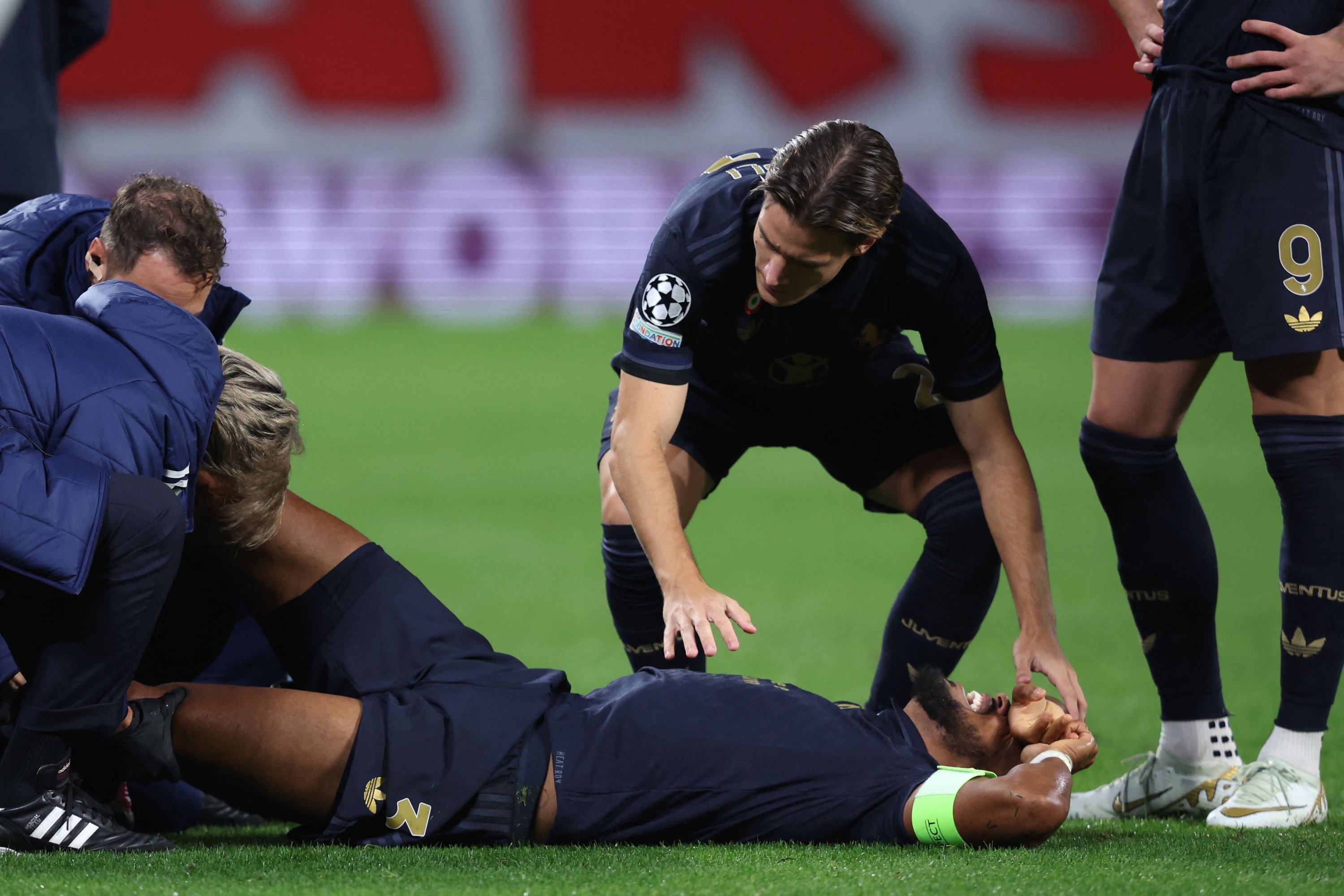 El defensor brasileño de la Juventus #03 Bremer se encuentra en el campo de fútbol después de invertir una lesión durante el partido de fútbol de la Liga de Campeones de la UEFA, Bethaeen RB Leipzig y la Juventus FC en el Red Bull Arena en Leipzig el 2 de octubre de 2024. (Foto de Ronny Hartmann / AFP)