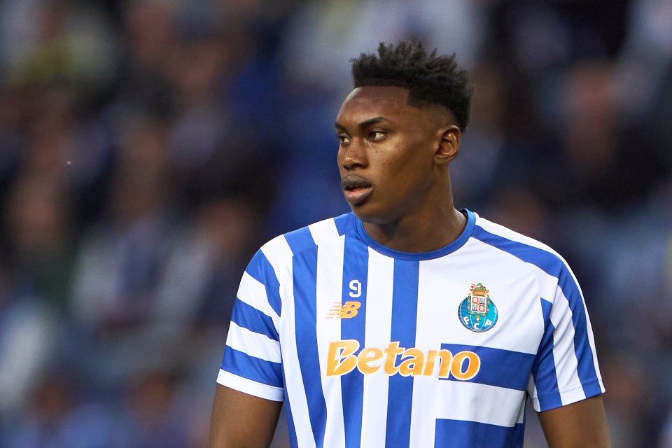 Samu Aghehowa del FC Porto durante un calentamiento.