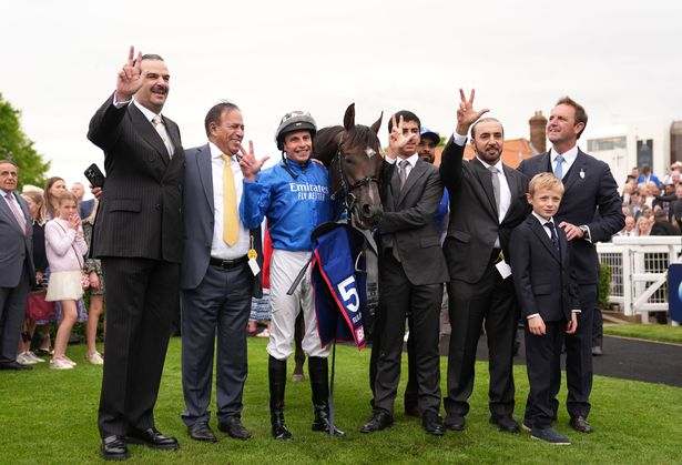 William Buick, Charlie Appleby (derecha) y conexiones después de ganar el Betfred 2000 Guineas