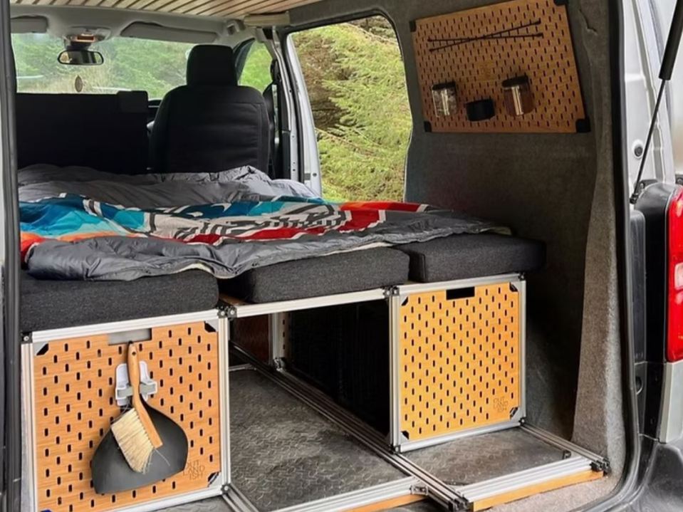 Conversión de camionetas del kit de expedición con cama y almacenamiento.