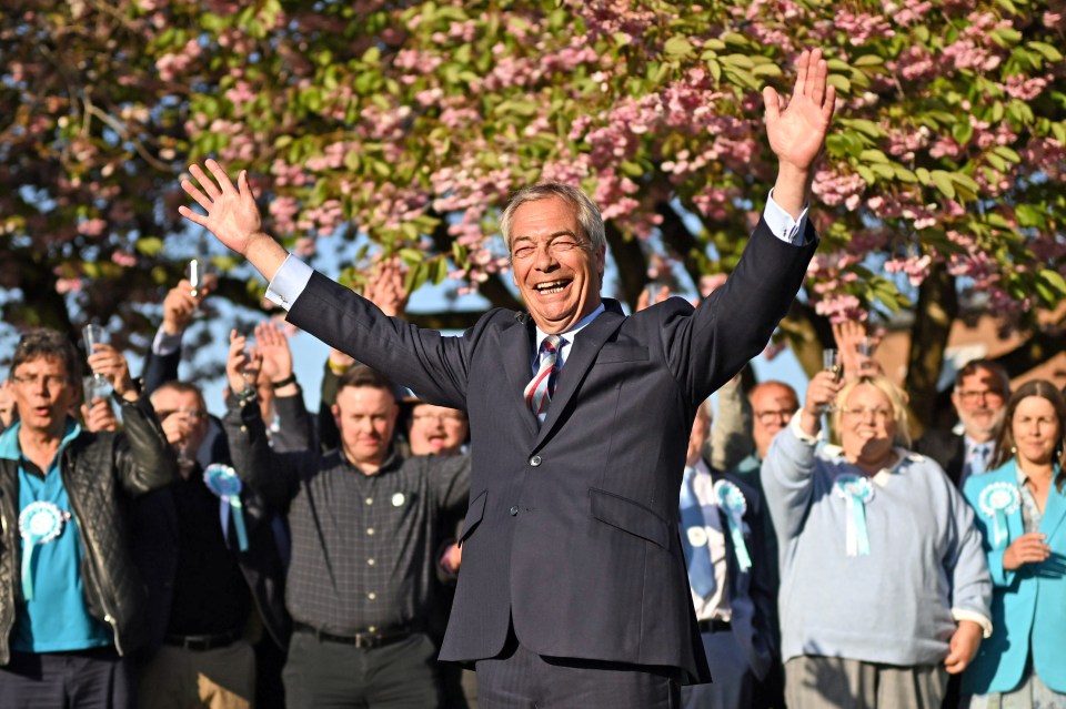 Nigel Farage celebra con los seguidores después de la victoria electoral.