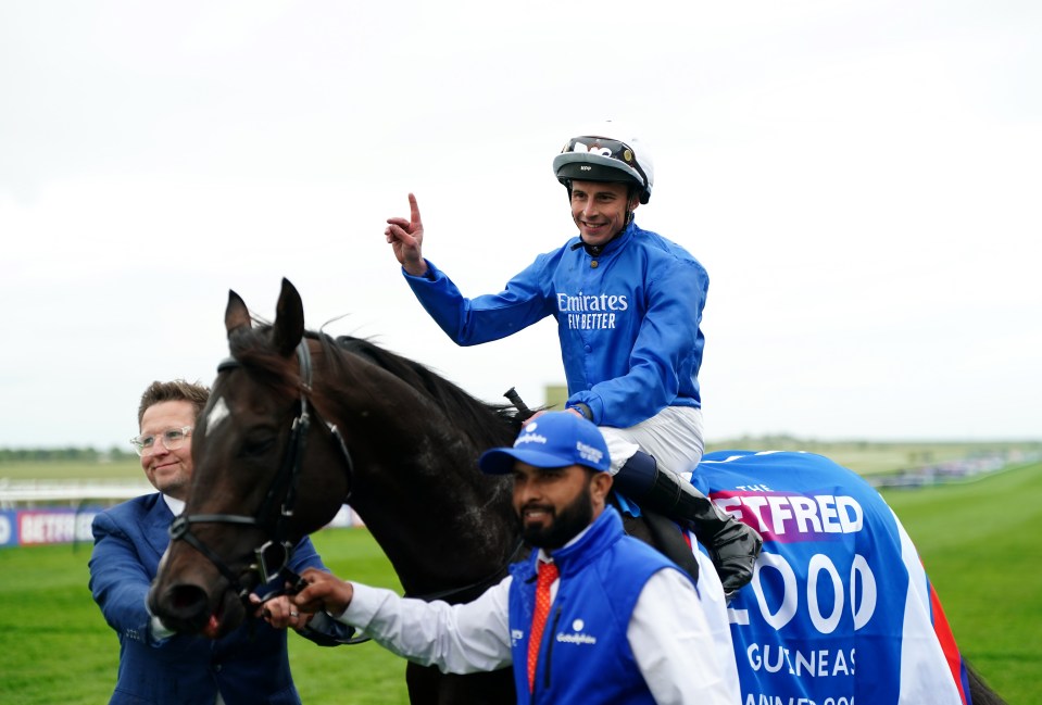 Jockey ganador William Buick en la cancha decisiva después de las apuestas Guineas de Betfred 2000.