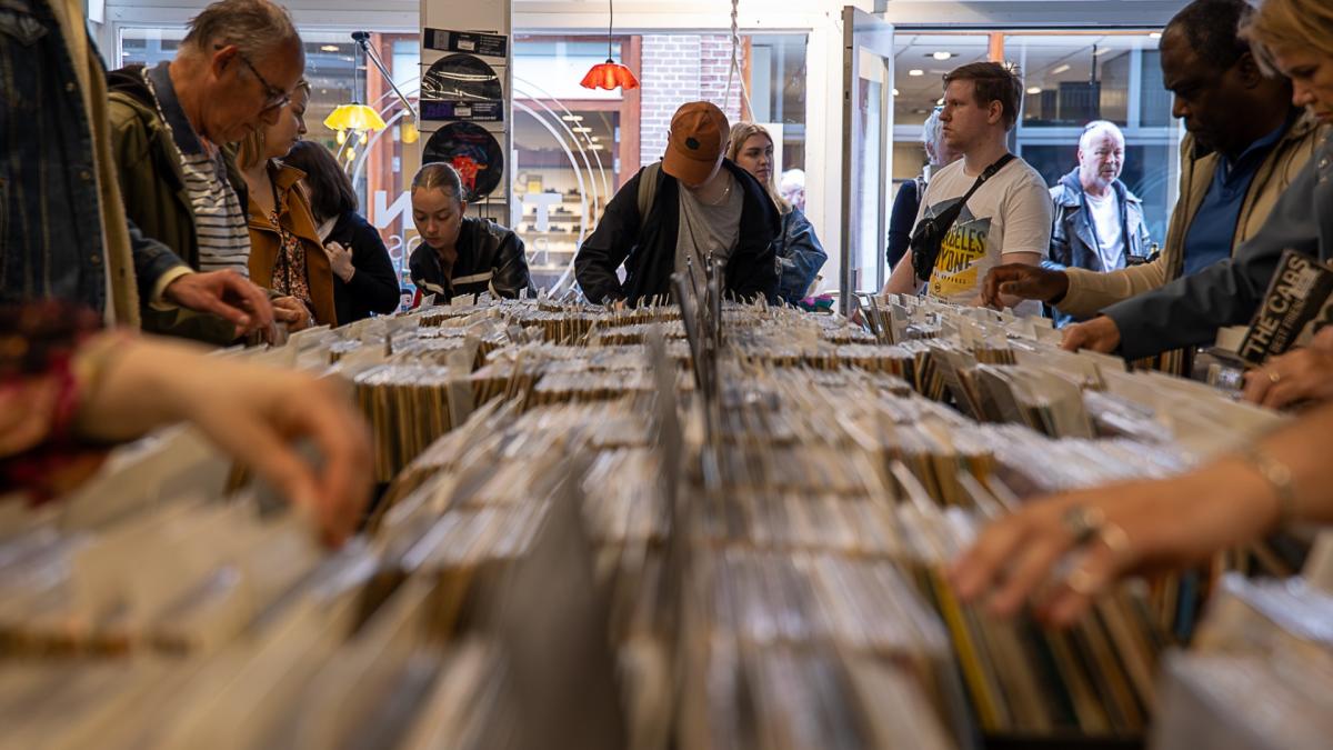 200 kilómetros conduciendo para despedirse de su tienda de discos