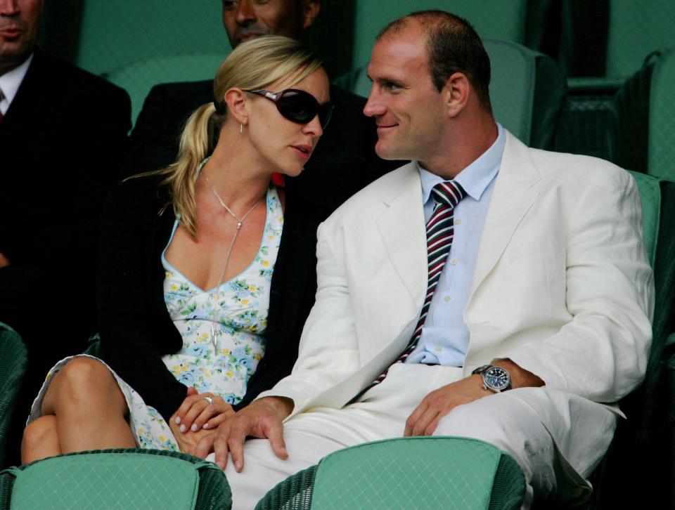 Lawrence Dallaglio y Alice Corbett viendo un partido de tenis.