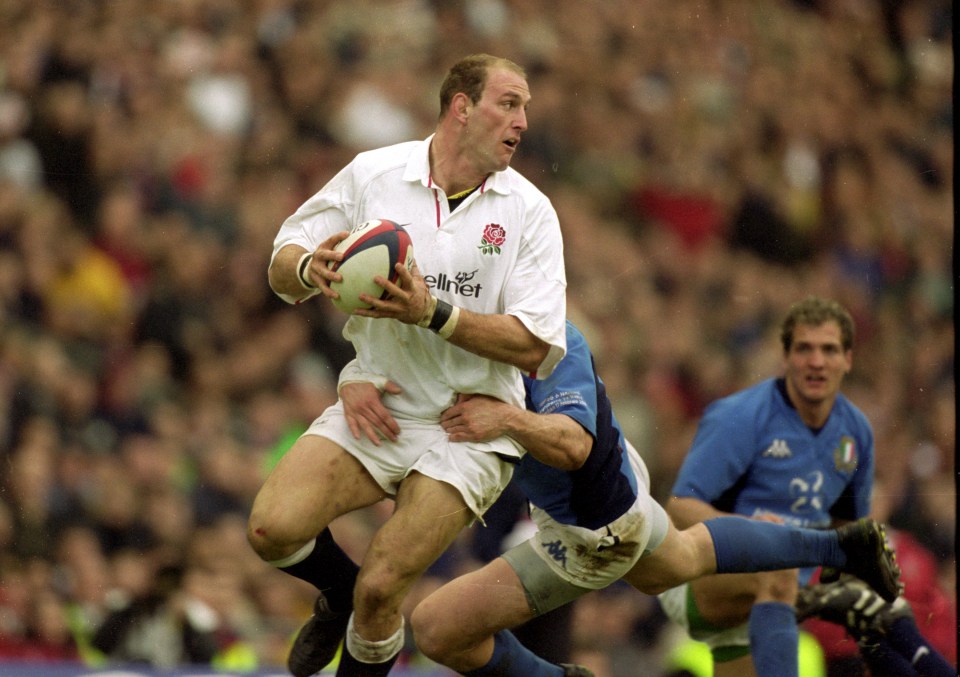 Lawrence Dallaglio de Inglaterra corriendo con la pelota de rugby durante un partido.