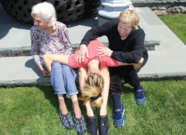 Nicola Peltz escribió un sincero homenaje a sus difuntas abuelas durante el fin de semana