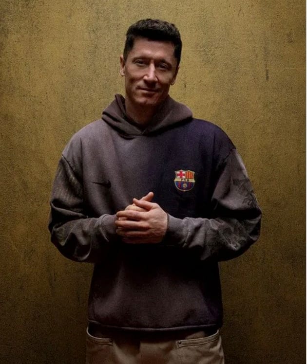 Robert Lewandowski (36) präsentiert einen der Hoodies der Sonderkollektion