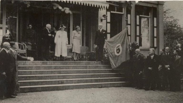 Las escaleras de Anneville con la reina (Foto: Heritageweg Breda)