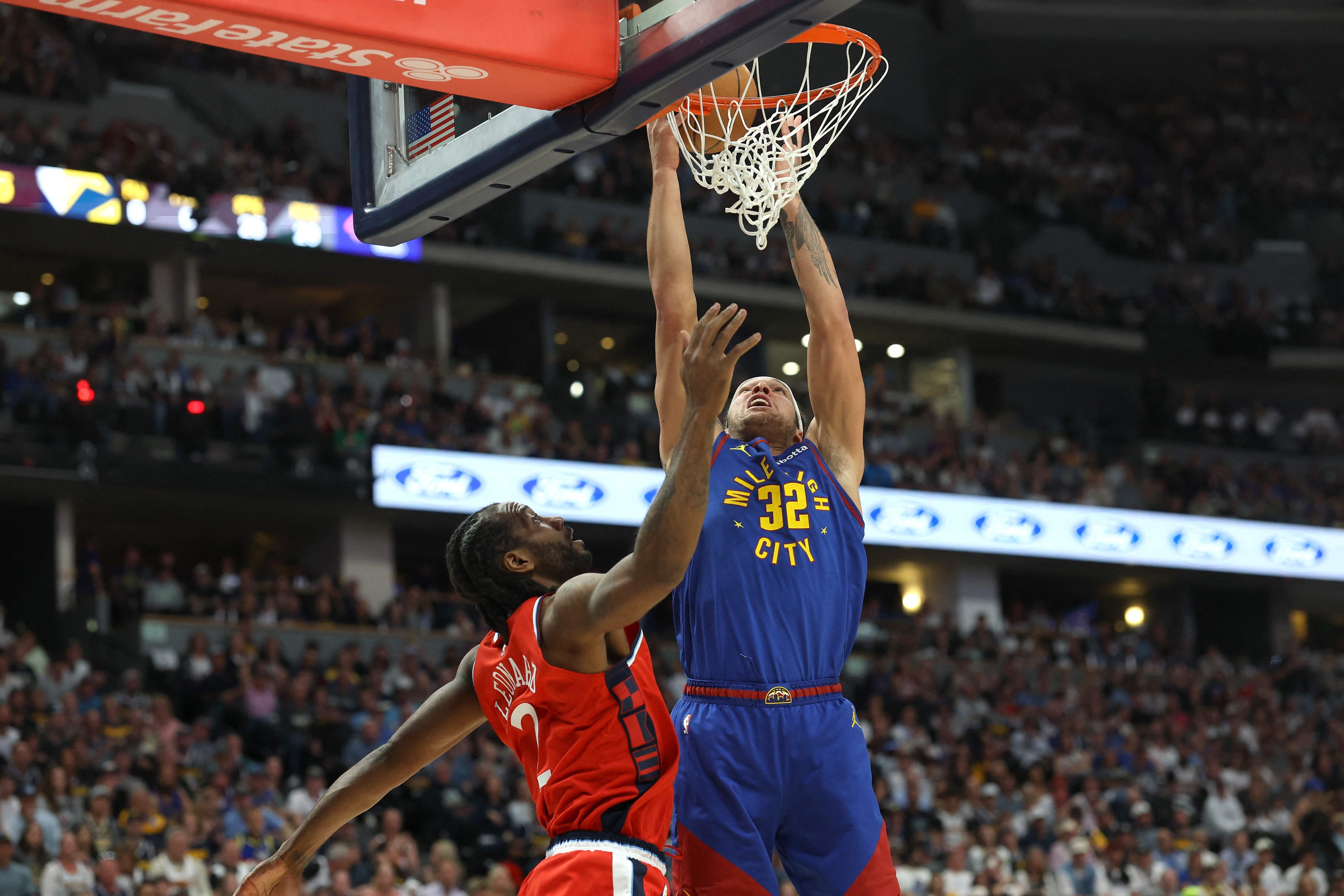 Denver, Colorado - 03 de mayo: Aaron Gordon #32 de los Denver Nuggets conduce a la canasta contra Kawhi Leonard #2 de los Clippers durante el primer trimestre en el juego siete de los playoffs de la NBA de la primera ronda de la Conferencia Oeste en Ball Arena el 03 de mayo de 2025 en Denver, Colorado. Notas al usuario: el usuario reconoce expresamente y acepta que, al descargar o usar esta fotografía, el usuario se permite a los términos y condiciones del acuerdo de licencia de Getty Images. Matthew Stockman / Getty Images / AFP (Foto de Matthew Stockman / Getty Images North America / Getty Images a través de AFP)