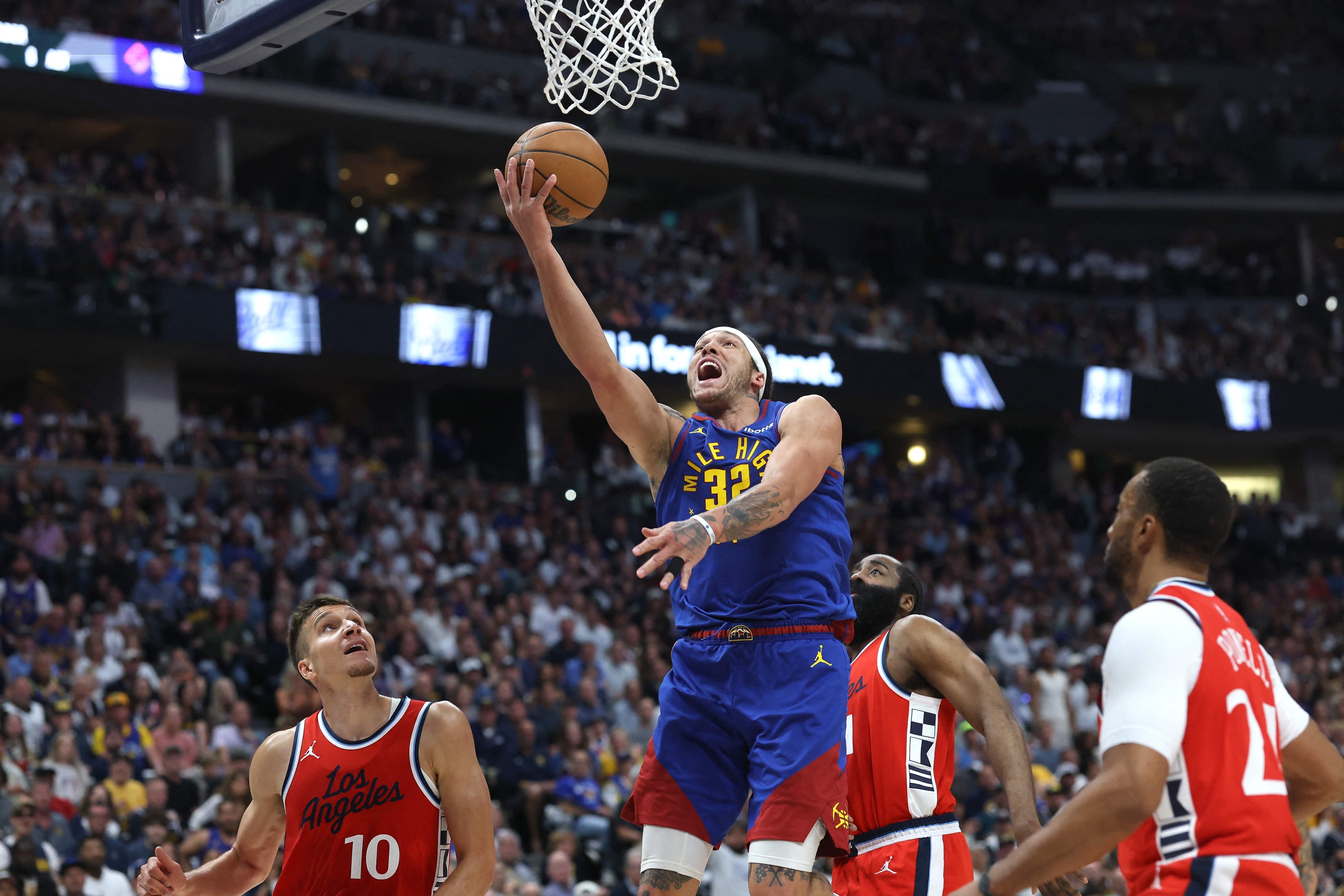 Denver, Colorado - 03 de mayo: Aaron Gordon #32 de los Denver Nuggets conduce a la canasta contra Bogdan Bogdanovic #10 de los Clippers durante el segundo cuarto en el juego siete de los playoffs de la NBA de la primera ronda de la Conferencia Oeste en Ball Arena el 3 de mayo de 2025 en Denver, Colorado. Notas al usuario: el usuario reconoce expresamente y acepta que, al descargar o usar esta fotografía, el usuario se permite a los términos y condiciones del acuerdo de licencia de Getty Images. Matthew Stockman / Getty Images / AFP (Foto de Matthew Stockman / Getty Images North America / Getty Images a través de AFP)