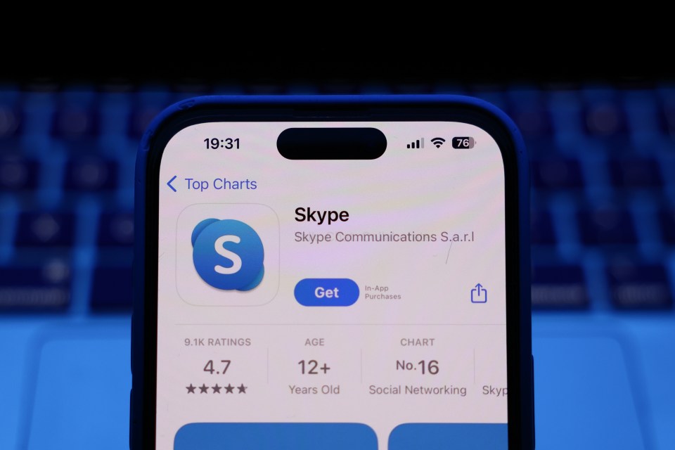 Ilustración de un teléfono que muestra la página de Skype App Store.