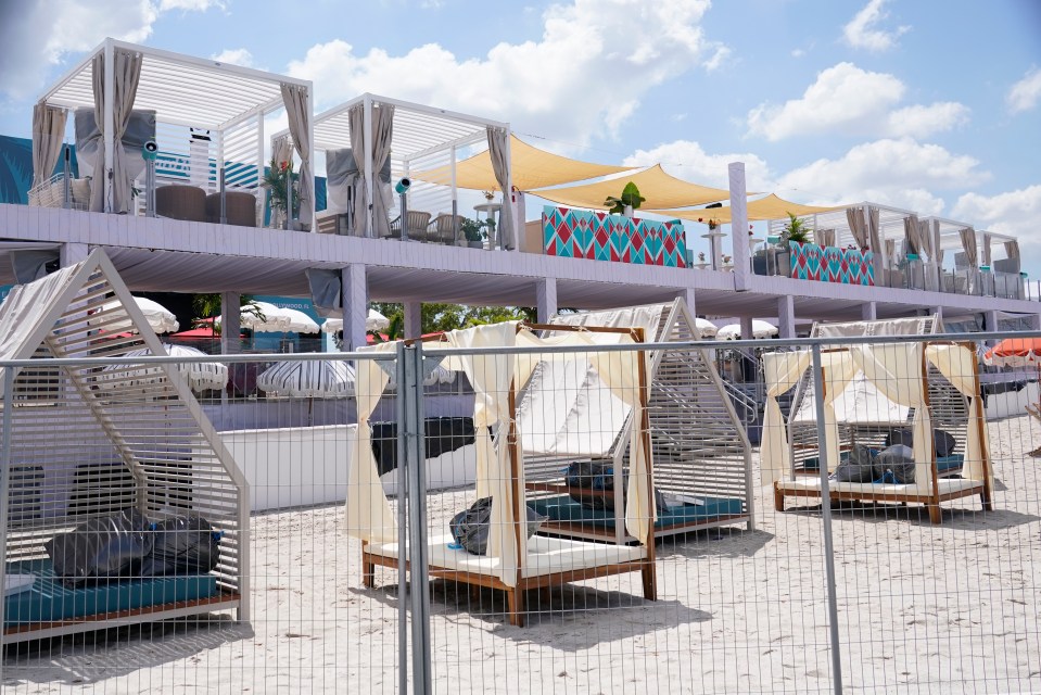 Cabanas de playa y un área de observación preparada para una carrera de Fórmula Uno.