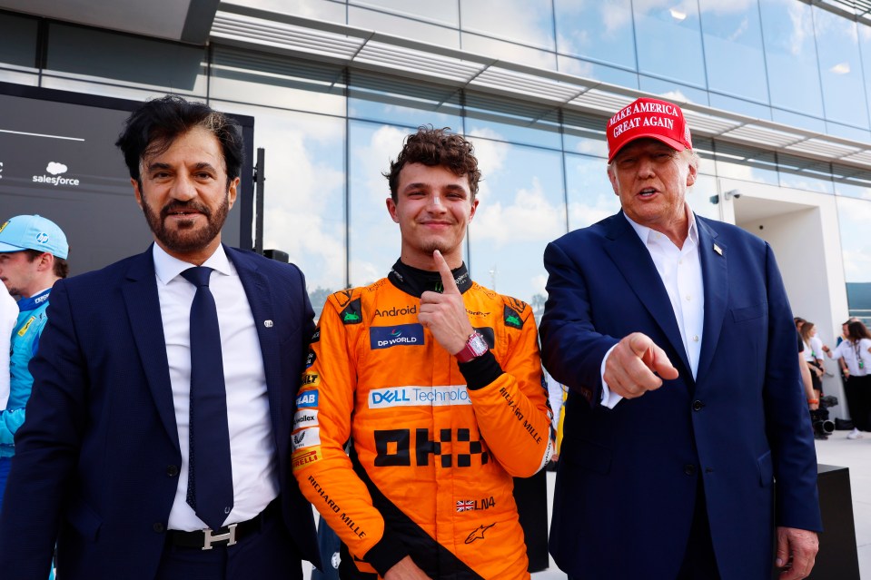Donald Trump hablando con el CEO de McLaren Zak Brown en el garaje McLaren.