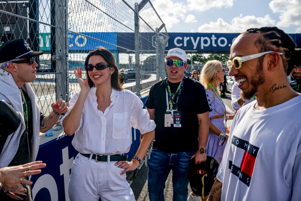 Kendall Jenner y Lewis Hamilton en el Gran Premio de Fórmula Uno de Miami.