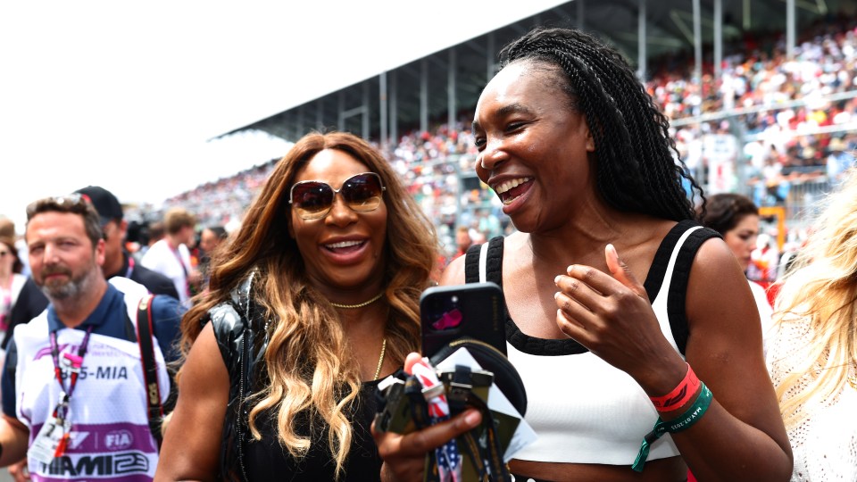 Venus y Serena Williams se ríen del Gran Premio de F1 de Miami.