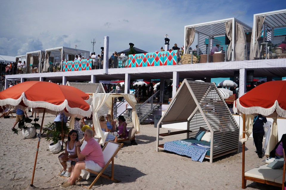 Espectadores en una carrera de Fórmula Uno en una playa hecha por el hombre.