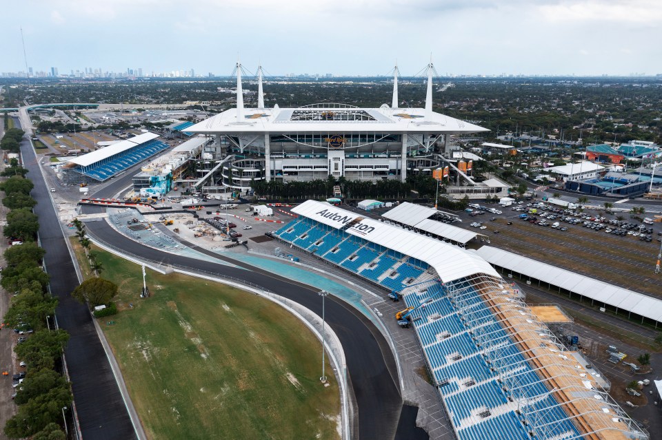 Vista aérea del Hard Rock Stadium en Miami Gardens, Florida, con una pista de carreras temporal de Fórmula 1 que lo rodea.