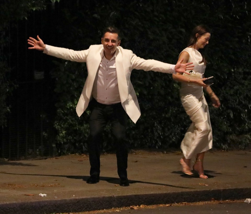 Gary Neville y su esposa dejan una fiesta.