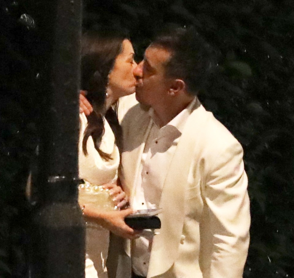 Gary Neville y su esposa besándose en una fiesta.