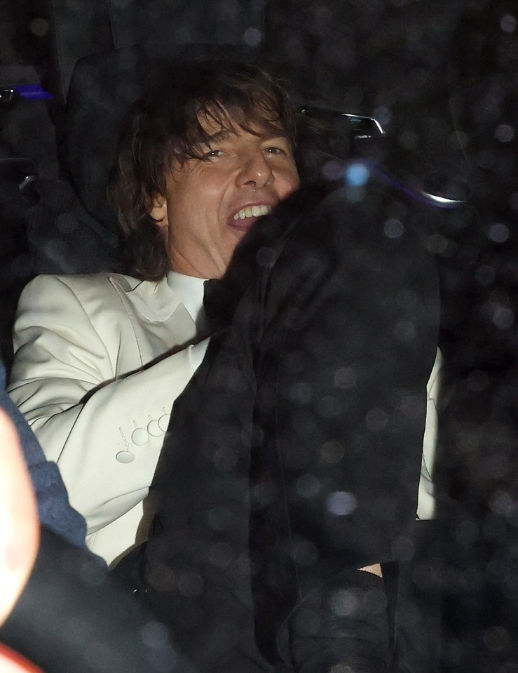 Tom Cruise saliendo de un restaurante en Londres.