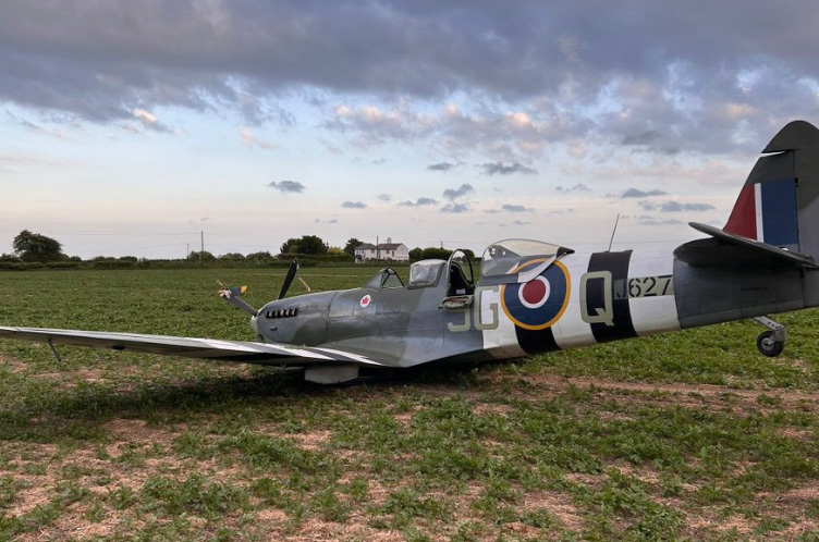 Momento impactante de Spitfire 'Practicing for Ve Day Event' Crash