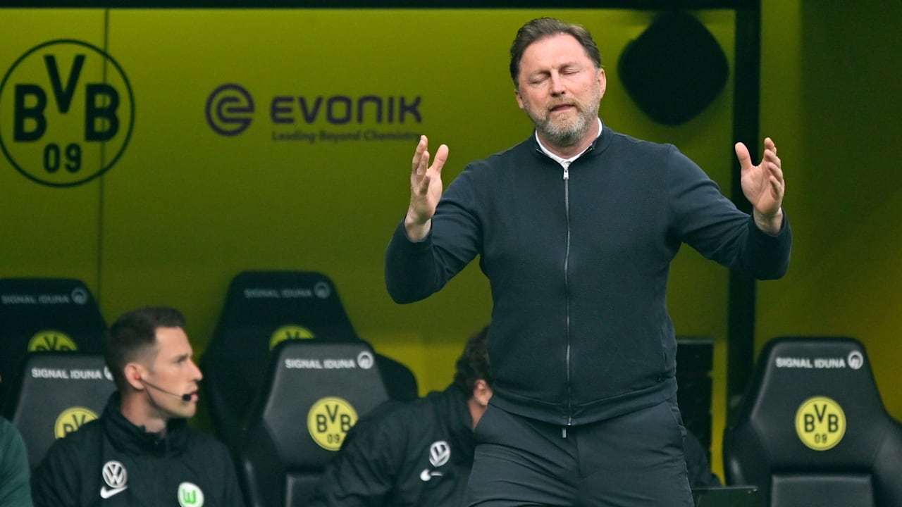 El entrenador de Wolfsburg en frente del entrenador de Justicia