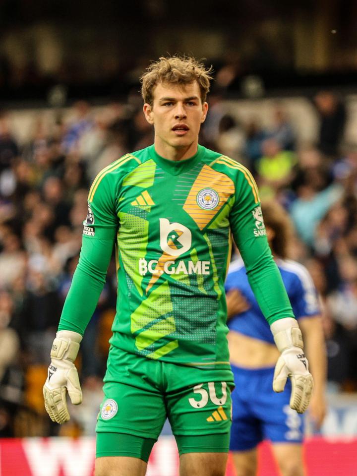 Mads Hermansen, portero de Leicester City, en acción.