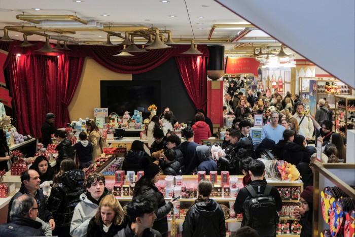 Gente en una juguetería de la FAO Schwarz en la ciudad de Nueva York