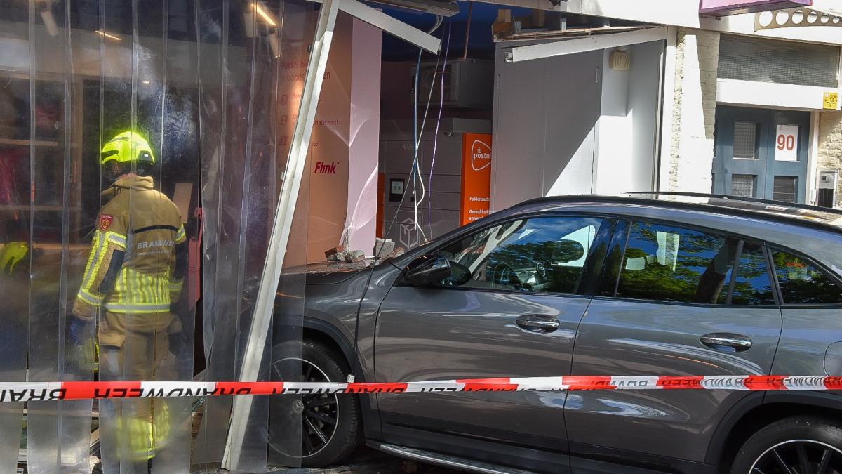 El automovilista no está bien durante la tienda de conducción