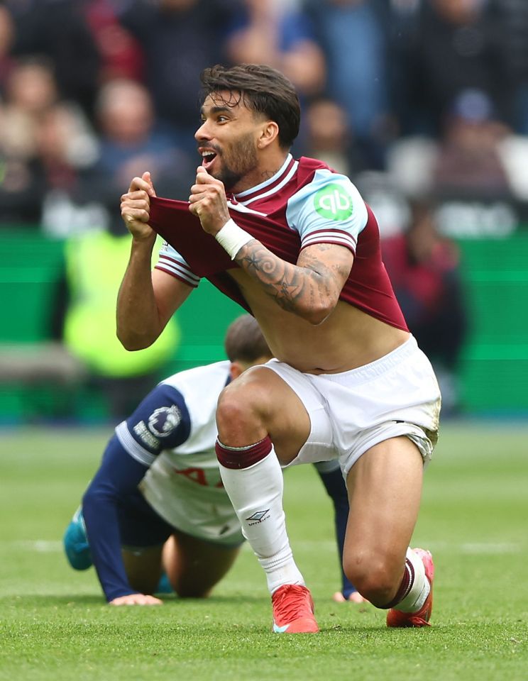 Lucas Paquetá de West Ham United con frustración después de ser reservado.