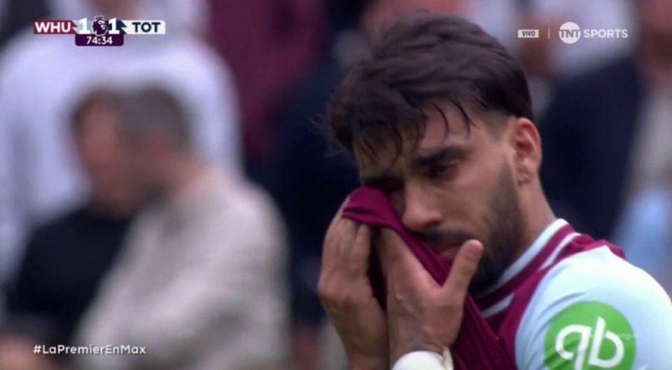 Moldista de fútbol que limpia las lágrimas.