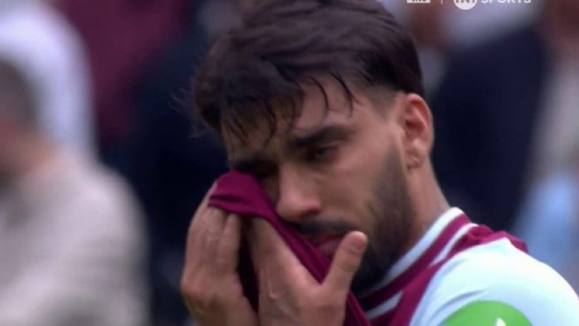 Lucas Paqueta parece romperse en lágrimas después de obtener una
