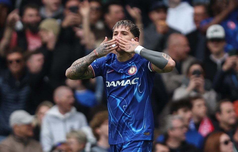Enzo Fernández de Chelsea celebra anotar un gol.