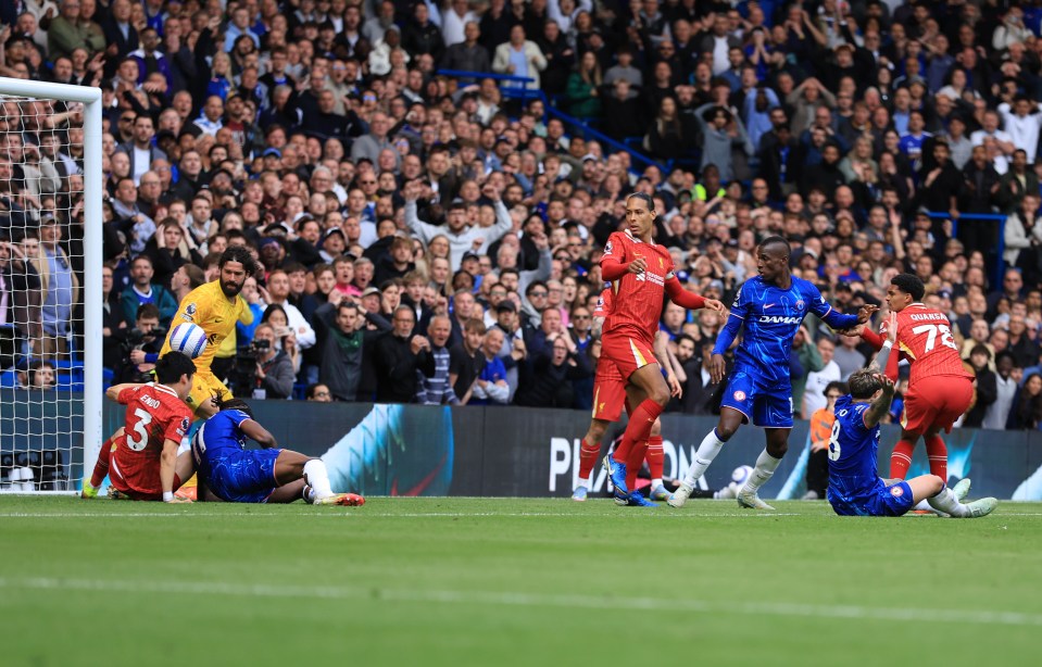Virgil Van Dijk pateó la pelota, lo que resulta en un gol propio durante un partido de Chelsea FC y Liverpool FC.
