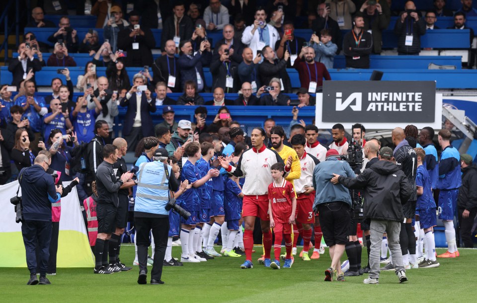 Virgil Van Dijk y compañeros de equipo del Liverpool reciben un guardia de honor de los jugadores del Chelsea.