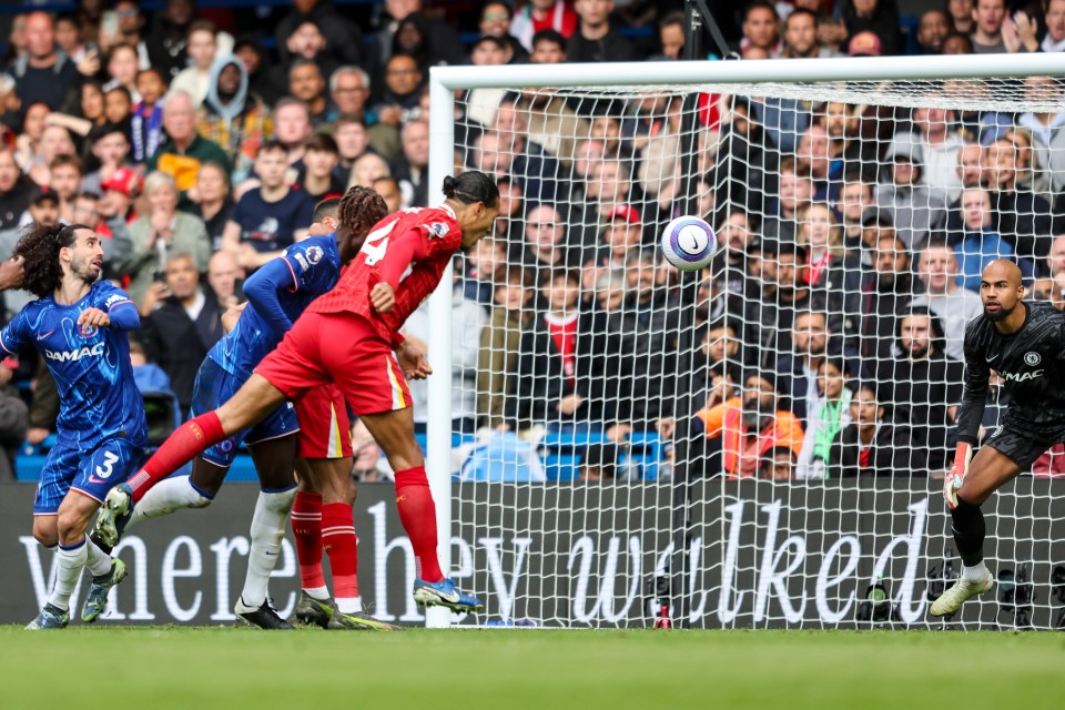 Virgil Van Dijk dirige la pelota a la portería durante un partido de fútbol.