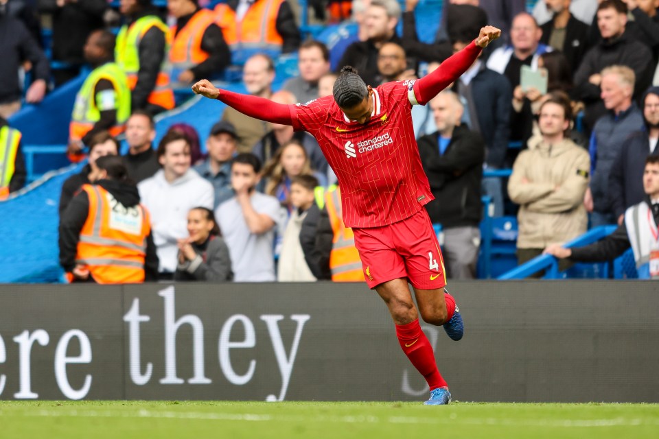 Virgil Van Dijk de Liverpool celebrando un gol.