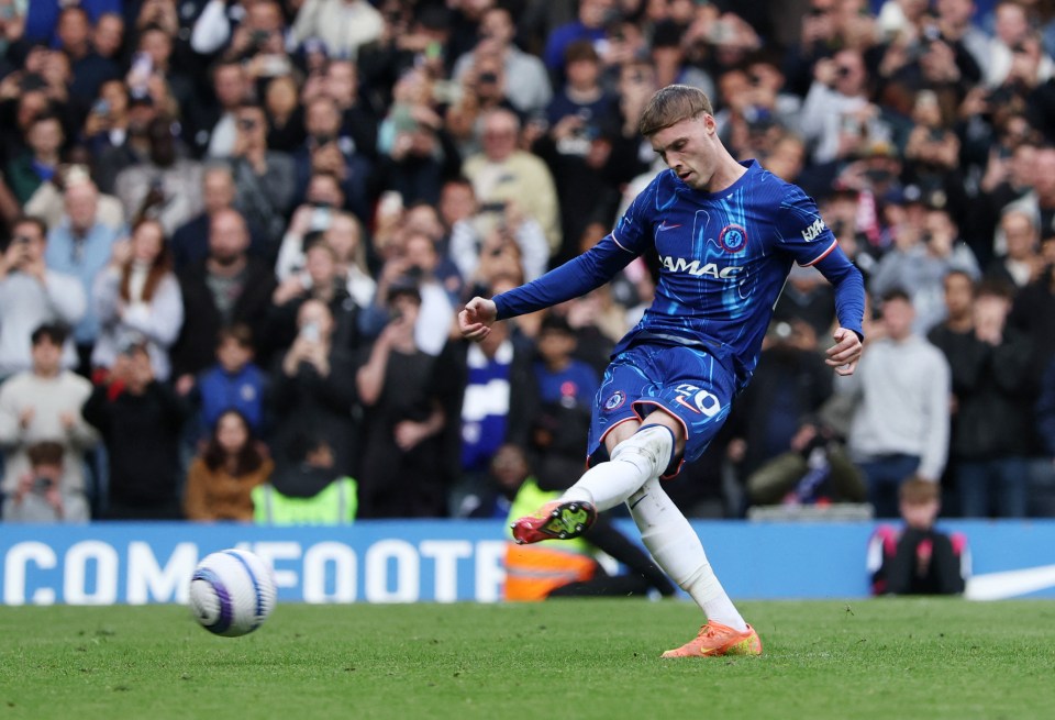 Cole Palmer del Chelsea anotando un penal.