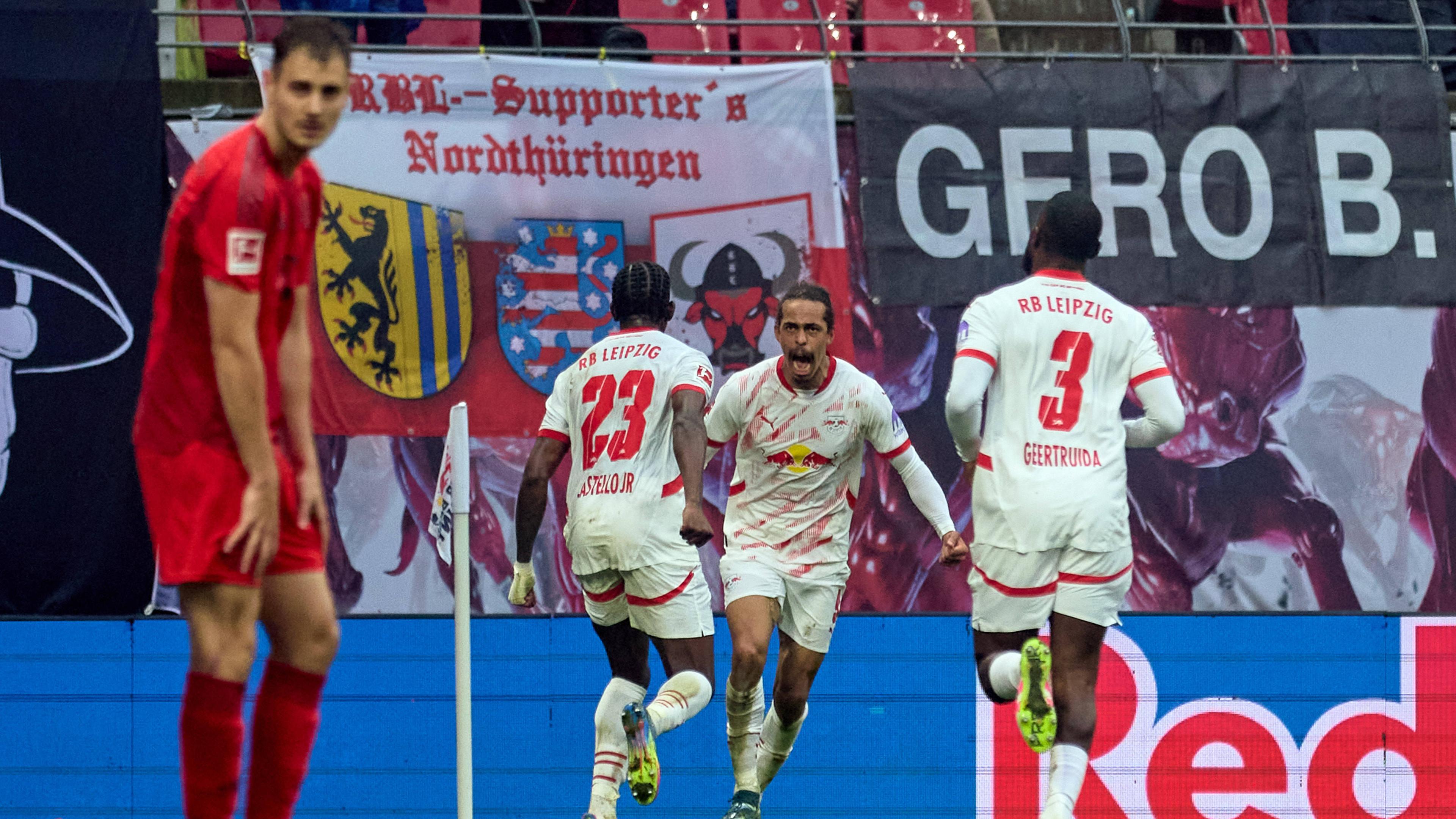 Yussuf Poulsen (RB Leipzig) aplaude después del ecualizador en el último minuto.