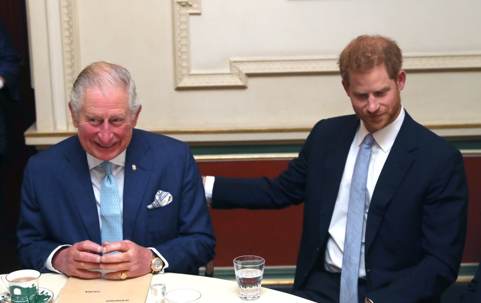 El rey Carlos III y el Príncipe Harry en una reunión.
